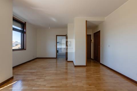 Apartamento T2 á Rua da Constituição, com terraço e garagem