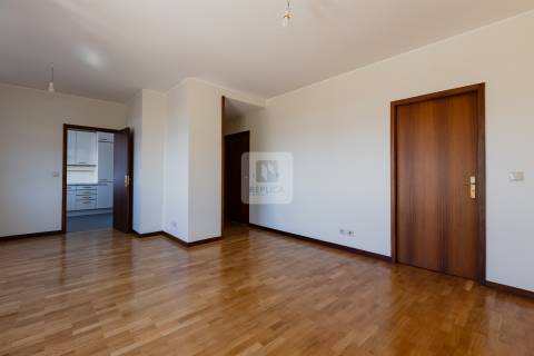 Apartamento T2 á Rua da Constituição, com terraço e garagem