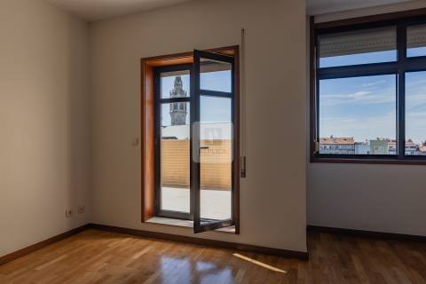 Apartamento T2 á Rua da Constituição, com terraço e garagem