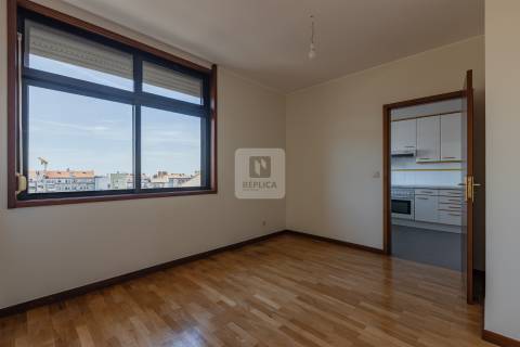 Apartamento T2 á Rua da Constituição, com terraço e garagem