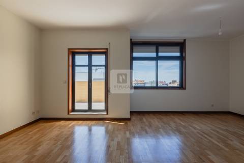 Apartamento T2 á Rua da Constituição, com terraço e garagem