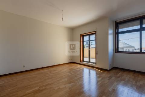 Apartamento T2 á Rua da Constituição, com terraço e garagem