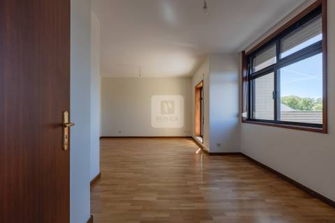 Apartamento T2 á Rua da Constituição, com terraço e garagem