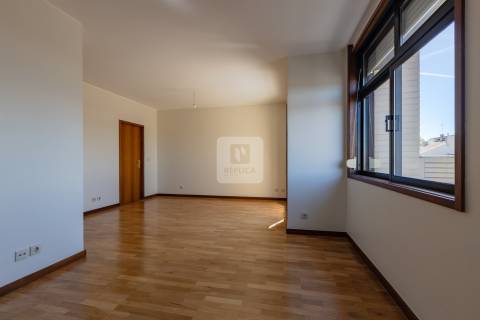 Apartamento T2 á Rua da Constituição, com terraço e garagem