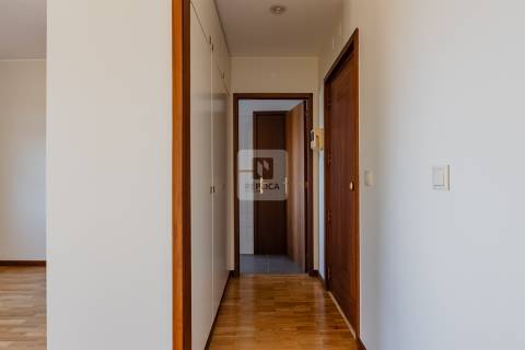 Apartamento T2 á Rua da Constituição, com terraço e garagem