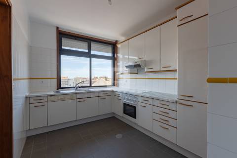 Apartamento T2 á Rua da Constituição, com terraço e garagem