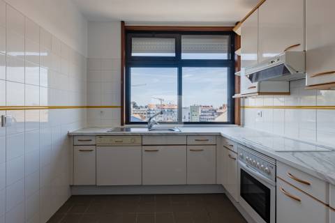 Apartamento T2 á Rua da Constituição, com terraço e garagem