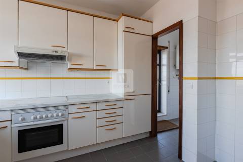 Apartamento T2 á Rua da Constituição, com terraço e garagem