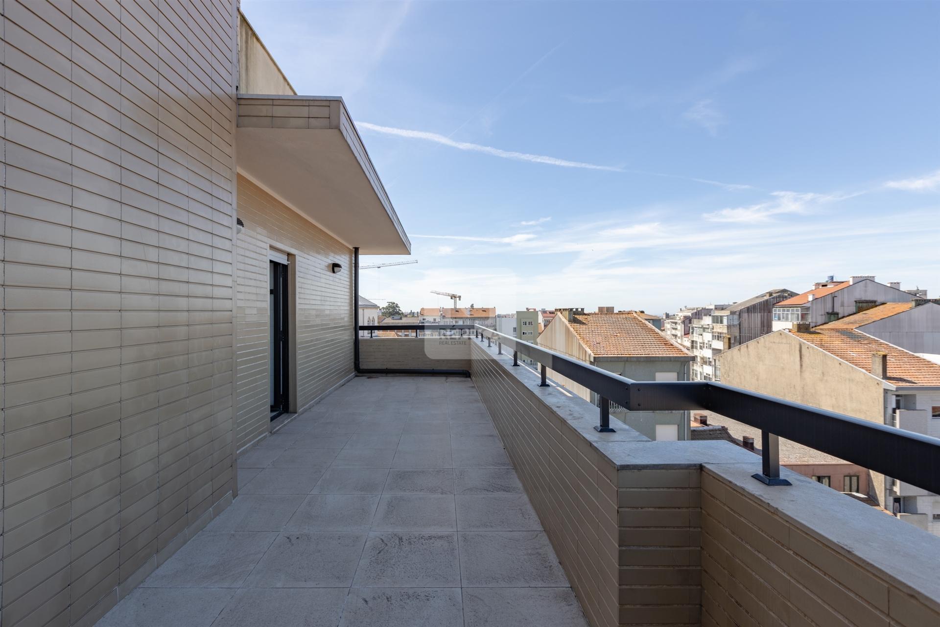 Apartamento T2 á Rua da Constituição, com terraço e garagem