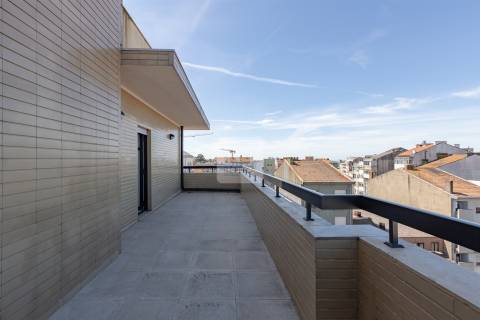 Apartamento T2 á Rua da Constituição, com terraço e garagem