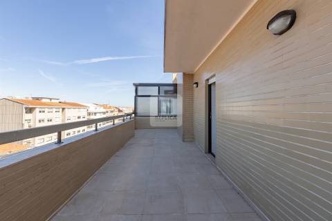 Apartamento T2 á Rua da Constituição, com terraço e garagem