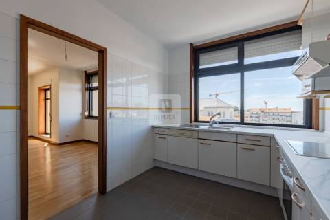 Apartamento T2 á Rua da Constituição, com terraço e garagem