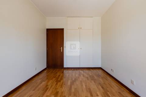 Apartamento T2 á Rua da Constituição, com terraço e garagem