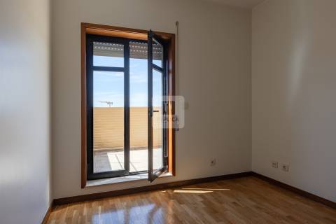 Apartamento T2 á Rua da Constituição, com terraço e garagem