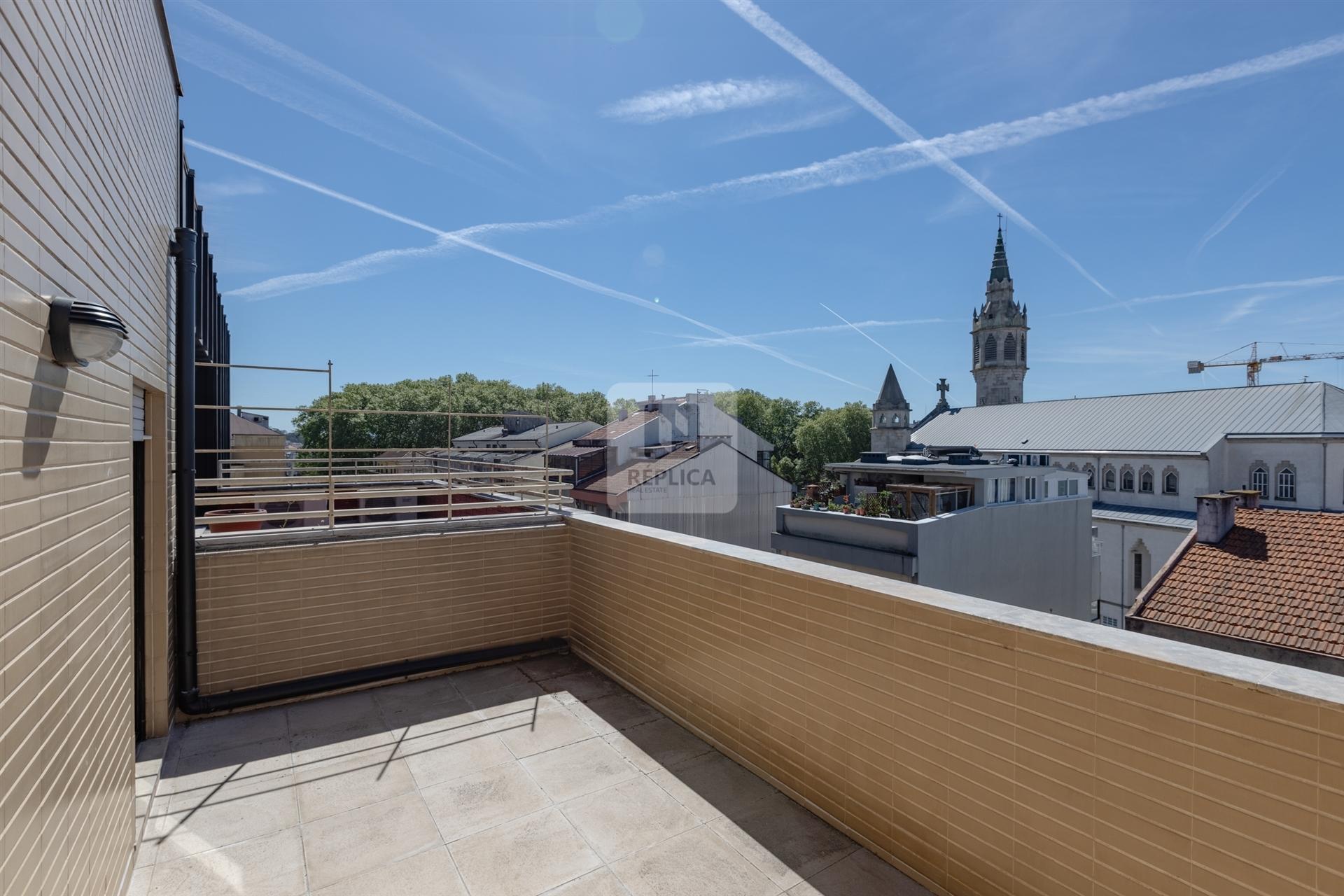 Apartamento T2 á Rua da Constituição, com terraço e garagem