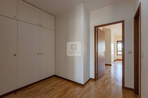 Apartamento T2 á Rua da Constituição, com terraço e garagem