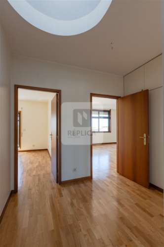 Apartamento T2 á Rua da Constituição, com terraço e garagem