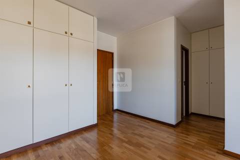 Apartamento T2 á Rua da Constituição, com terraço e garagem