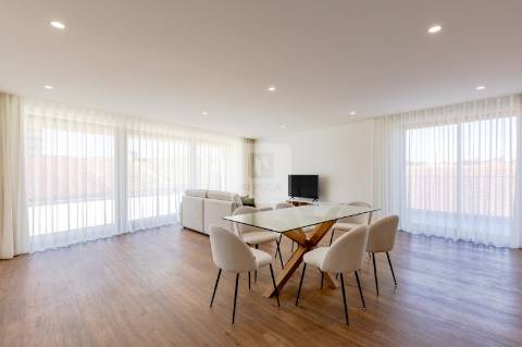 Penthouse T4 com Vista Panorâmica no Centro de Vila Nova de Gaia