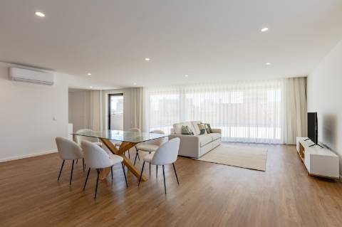 Penthouse T4 com Vista Panorâmica no Centro de Vila Nova de Gaia