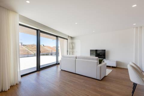 Penthouse T4 com Vista Panorâmica no Centro de Vila Nova de Gaia