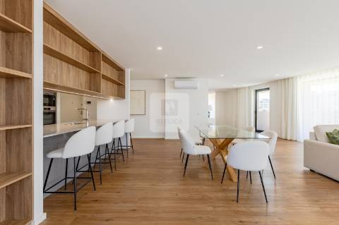 Penthouse T4 com Vista Panorâmica no Centro de Vila Nova de Gaia