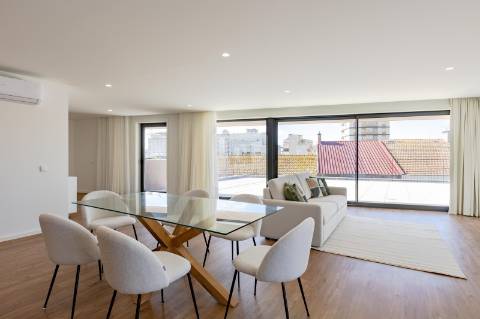 Penthouse T4 com Vista Panorâmica no Centro de Vila Nova de Gaia