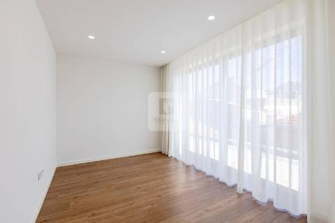 Penthouse T4 com Vista Panorâmica no Centro de Vila Nova de Gaia