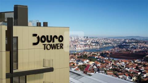 Apartamento T0 com Varanda e Garagem à Venda no D´Ouro Tower