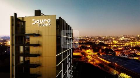 Apartamento T0 com Varanda e Garagem à Venda no D´Ouro Tower