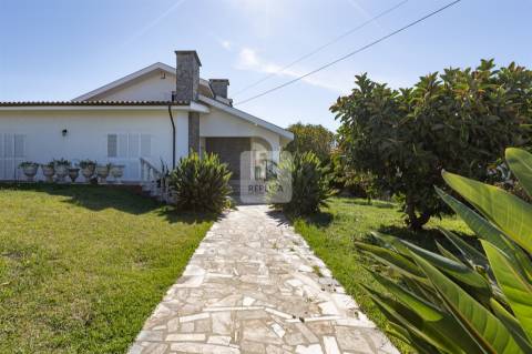 Moradia T9 com Jardim em São Félix da Marinha a 500m do Mar