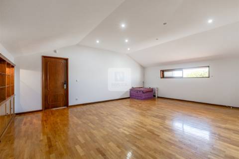 Moradia T9 com Jardim em São Félix da Marinha a 500m do Mar