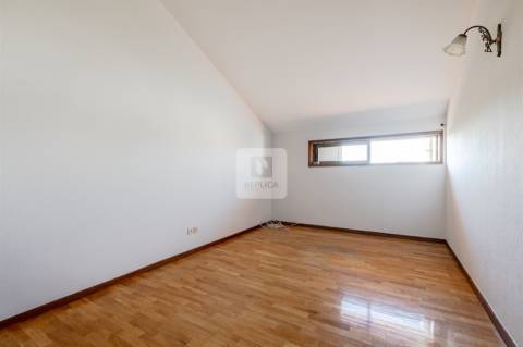 Moradia T9 com Jardim em São Félix da Marinha a 500m do Mar