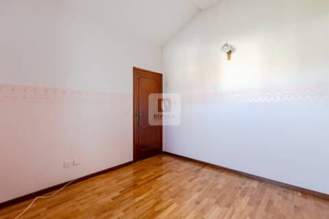 Moradia T9 com Jardim em São Félix da Marinha a 500m do Mar