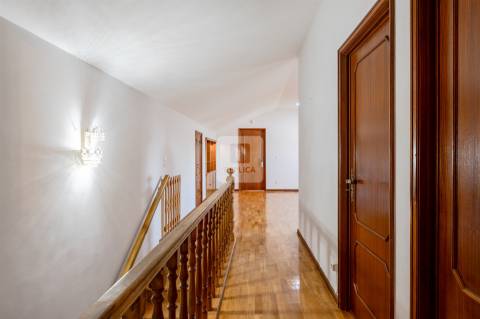 Moradia T9 com Jardim em São Félix da Marinha a 500m do Mar