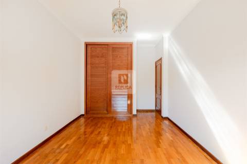 Moradia T9 com Jardim em São Félix da Marinha a 500m do Mar