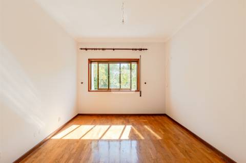 Moradia T9 com Jardim em São Félix da Marinha a 500m do Mar