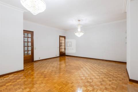 Apartamento T4 no Centro de Vila Nova de Gaia