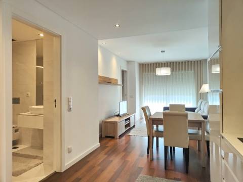 Arrendamento - Moderno Apartamento T1 - Cais da Fonte Nova.