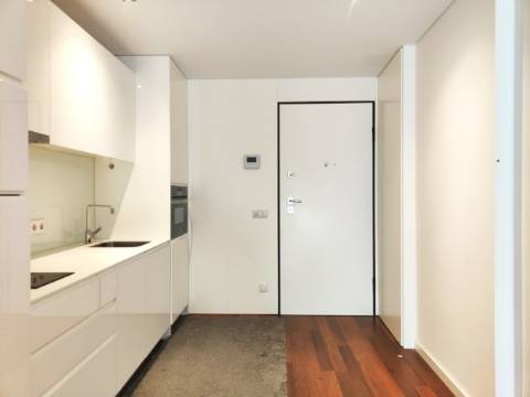 Arrendamento - Moderno Apartamento T1 - Cais da Fonte Nova.