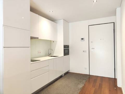 Arrendamento - Moderno Apartamento T1 - Cais da Fonte Nova.