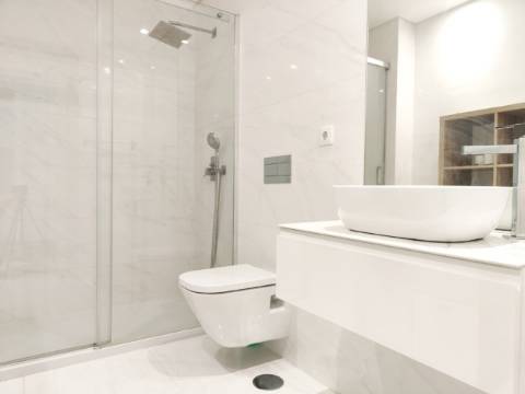 Arrendamento - Moderno Apartamento T1 - Cais da Fonte Nova.