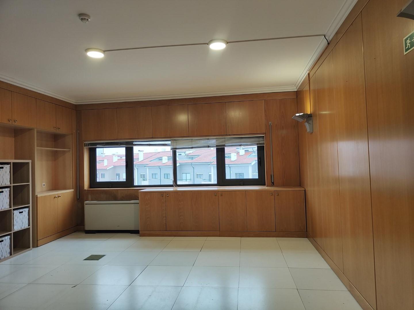 Escritório para arrendar - Avenida Dr. Lourenço Peixinho.