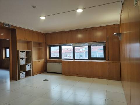 Escritório para arrendar - Avenida Dr. Lourenço Peixinho.