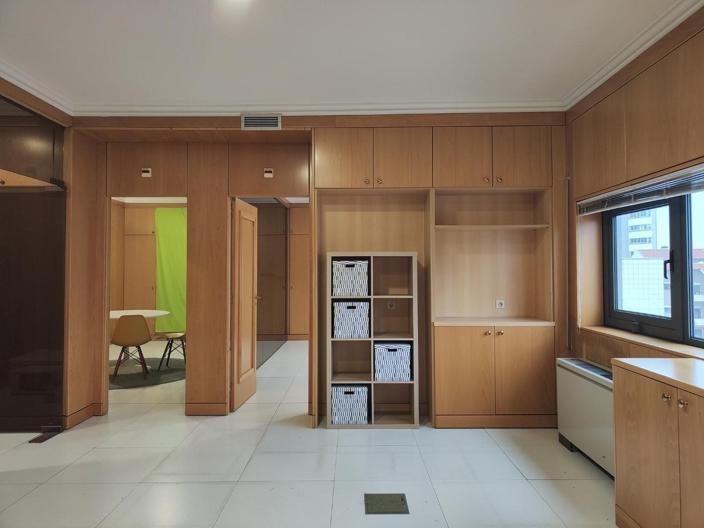 Escritório para arrendar - Avenida Dr. Lourenço Peixinho.