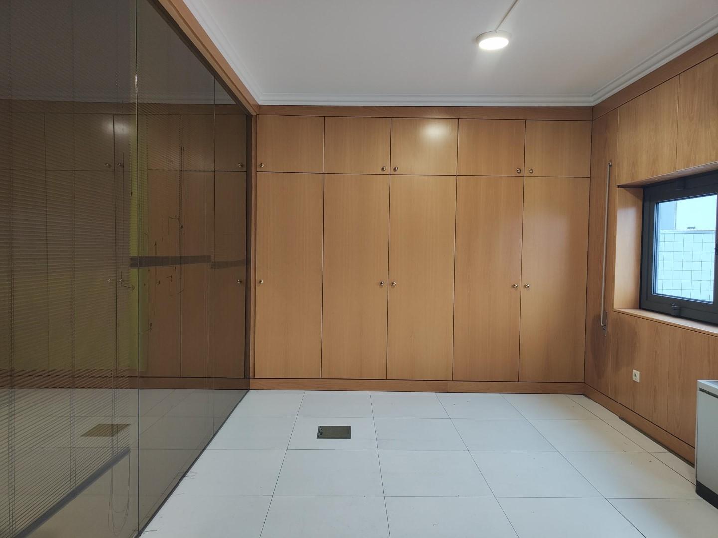 Escritório para arrendar - Avenida Dr. Lourenço Peixinho.