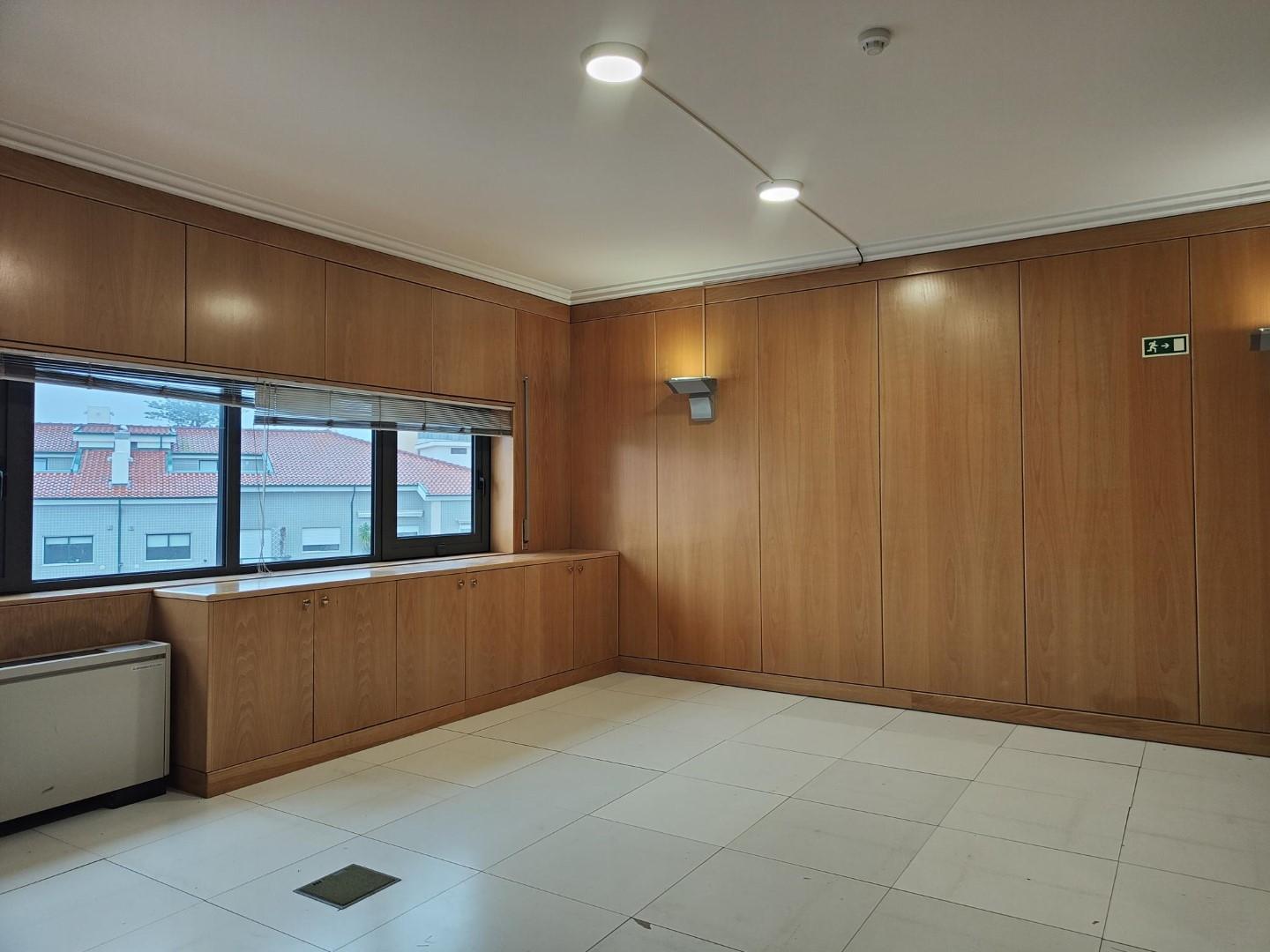 Escritório para arrendar - Avenida Dr. Lourenço Peixinho.