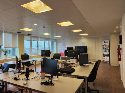 Escritório para arrendar - Avenida Dr. Lourenço Peixinho.