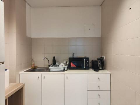 Escritório para arrendar - Avenida Dr. Lourenço Peixinho.