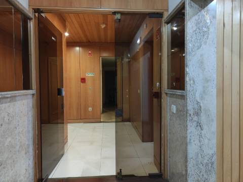 Escritório para arrendar - Avenida Dr. Lourenço Peixinho.